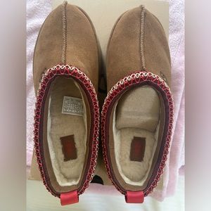 UGG Taz platform slippers in chestnut - NEW. Size 8.